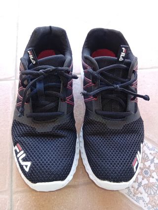 Zapatillas Fila Negras y Rojas