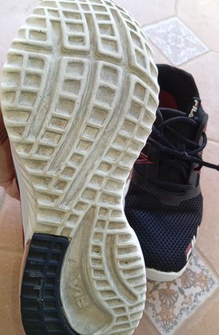 Zapatillas Fila Negras y Rojas
