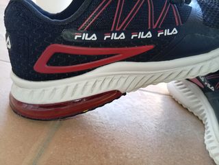 Zapatillas Fila Negras y Rojas