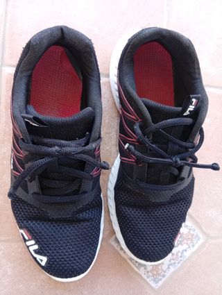 Zapatillas Fila Negras y Rojas