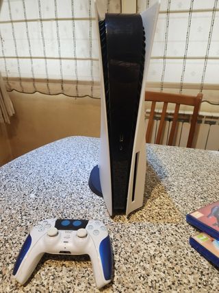 Consola PS5 con lector, más 4 juegos