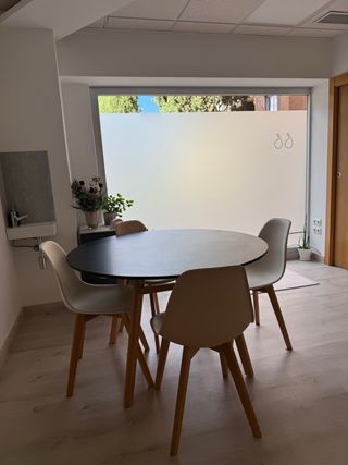 Mesa redonda negra y madera