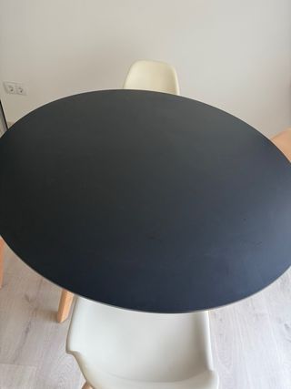 Mesa redonda negra y madera