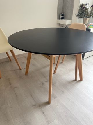 Mesa redonda negra y madera