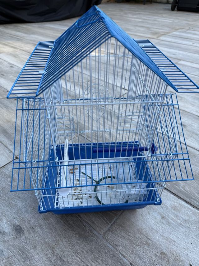 Jaula para pájaros azul y blanca