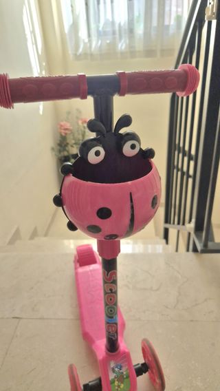 Patinete infantil rosa con diseño de mariquita