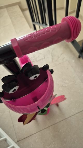 Patinete infantil rosa con diseño de mariquita