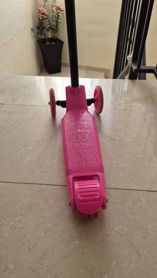 Patinete infantil rosa con diseño de mariquita