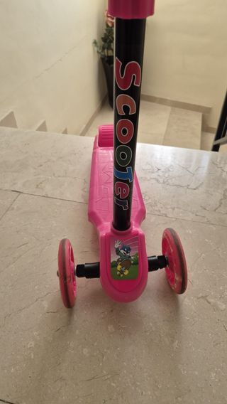 Patinete infantil rosa con diseño de mariquita