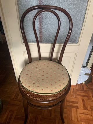 Silla de madera con asiento de tela y ratán