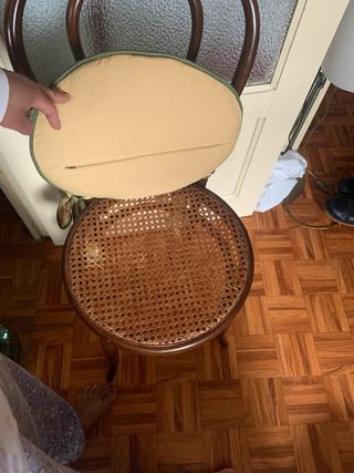 Silla de madera con asiento de tela y ratán