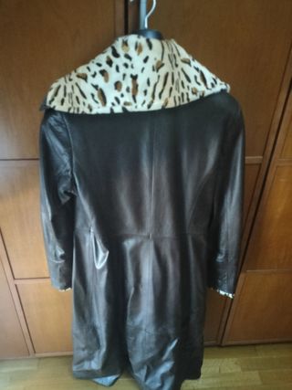 Abrigo de piel largo marrón con cuello estampado