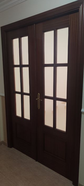 Puerta doble de madera con cristal
