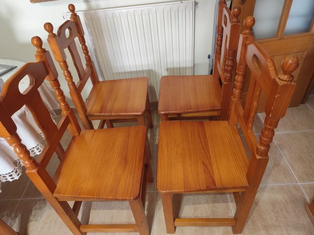 Sillas de madera de pino.