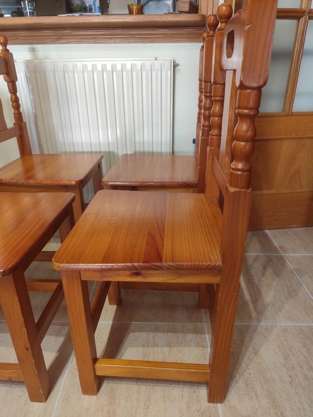 Sillas de madera de pino.