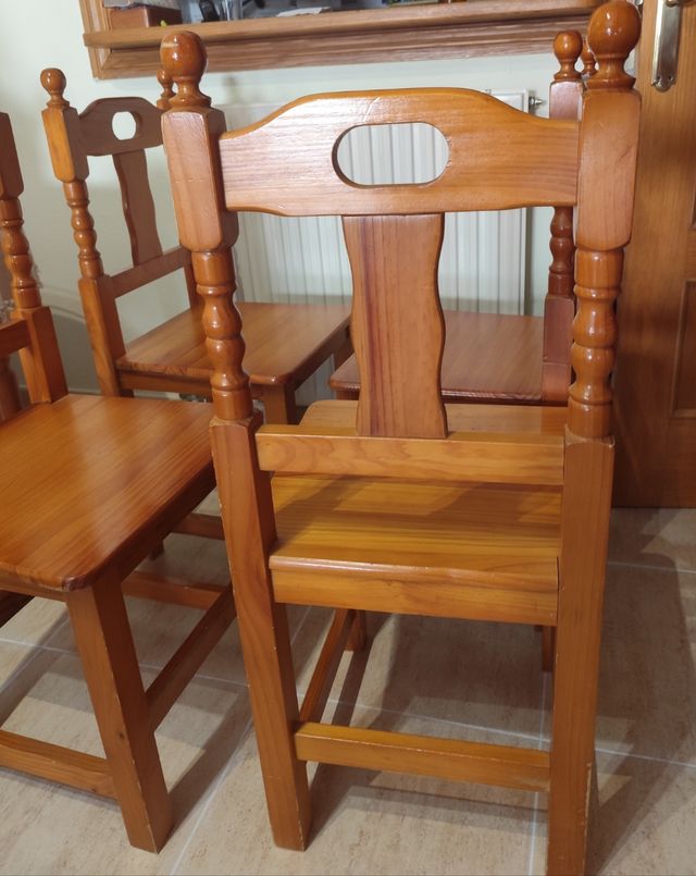 Sillas de madera de pino.