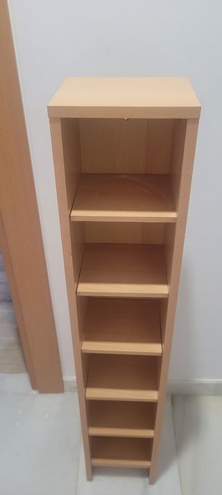 Estantería estrecha de madera