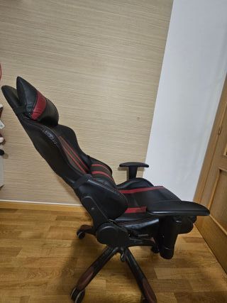 Silla de escritorio robusta negra y roja