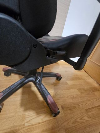 Silla de escritorio robusta negra y roja