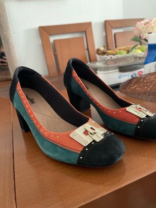 Zapatos de tacón con diseño de candado