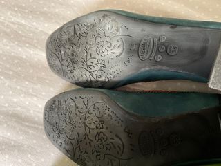 Zapatos de tacón con diseño de candado