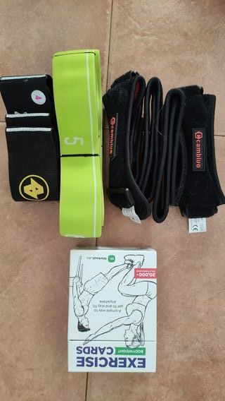 Bandas de resistencia, pesas y bloques yoga.