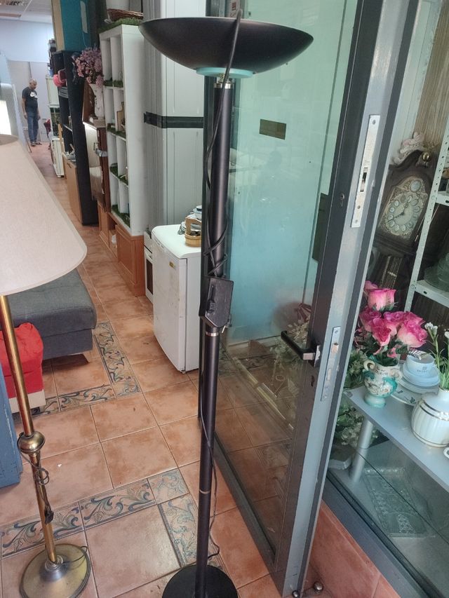 Lámpara de pie negra y dorada