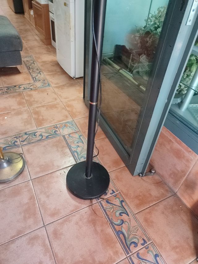 Lámpara de pie negra y dorada