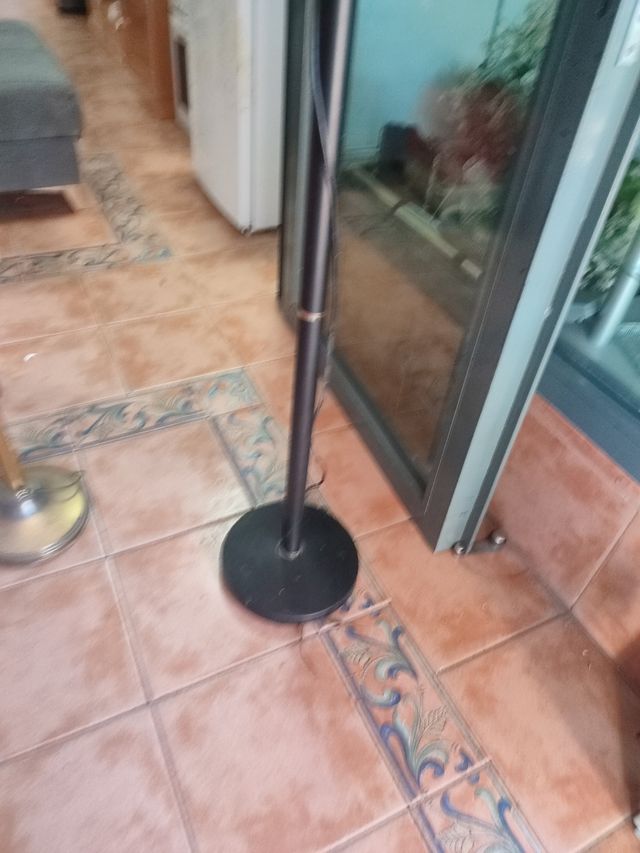 Lámpara de pie negra y dorada