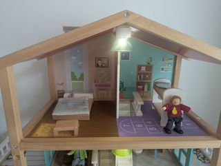 Casa de muñecas de madera con accesorios