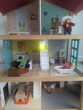 Casa de muñecas de madera con accesorios