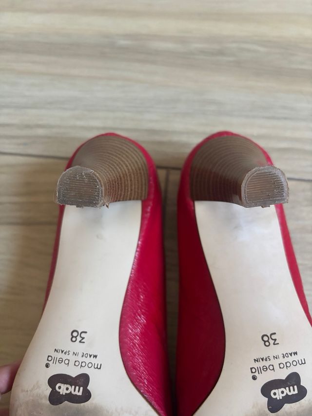 Zapatos de vestir rojos abiertos.