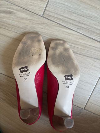 Zapatos de vestir rojos abiertos.
