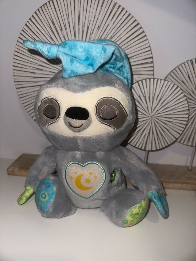 Peluche Perezoso con Gorro Vtech sonido y luz