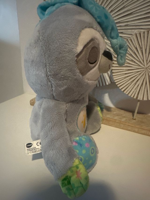 Peluche Perezoso con Gorro Vtech sonido y luz