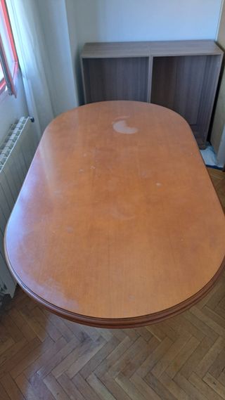 Mesa extensible ovalada de madera