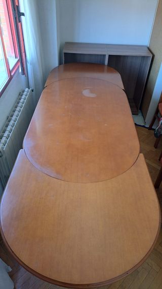 Mesa extensible ovalada de madera