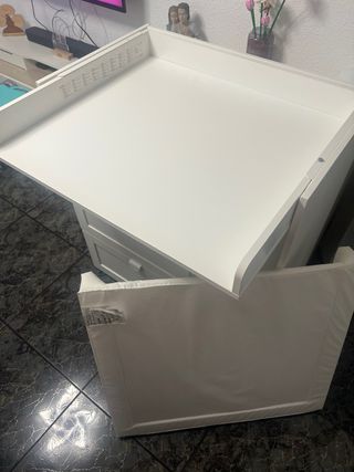 Cambiador convertible en escritorio de Ikea 