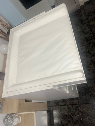 Cambiador convertible en escritorio de Ikea 