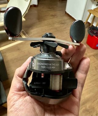 Carrete de pesca Engineered in the USA y caña 
