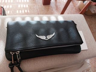 Bolso de mano negro con alas de pedrería