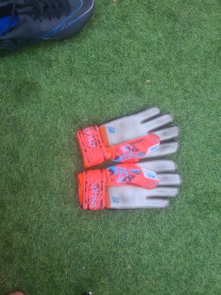 Botas fútbol Nike y guantes Reusch