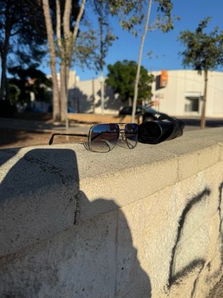 Gafas de Sol Bita Azules con su moldura.
