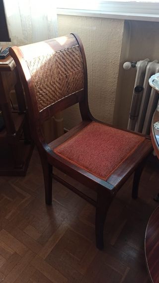 Sillas de madera con asiento y respaldo de mimbre
