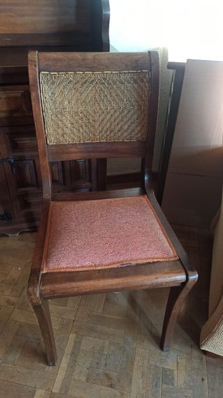 Sillas de madera con asiento y respaldo de mimbre