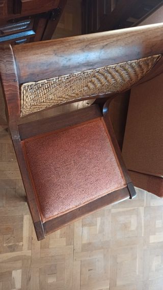 Sillas de madera con asiento y respaldo de mimbre