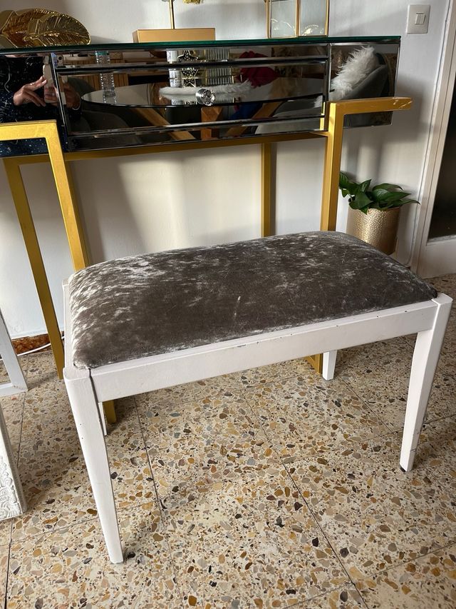 Banco de terciopelo gris y madera