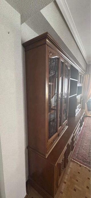 Mueble de salón de madera y cristal