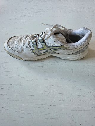 Zapatillas Padel Mujer Asics Blancas. 