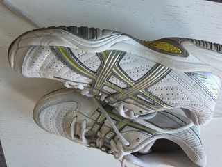 Zapatillas Padel Mujer Asics Blancas. 